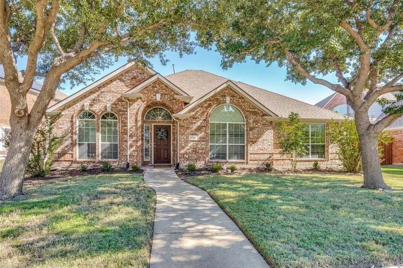 Single Family Residence, Traditional - Frisco, TX  7716 Ravenhill Dr for Sale