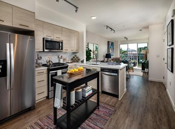 Catherine Santa Monica Apartments - 1625 Lincoln Blvd - Santa Monica, CA Apartments for Rent