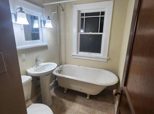 409 Summit St - Rockford, IL 61107 - Home For Rent