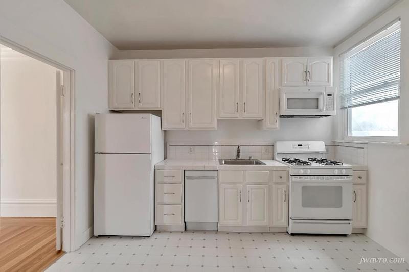 Wow! Bright Spacious Remodeled Top Floor Corner 2bd! for Rent