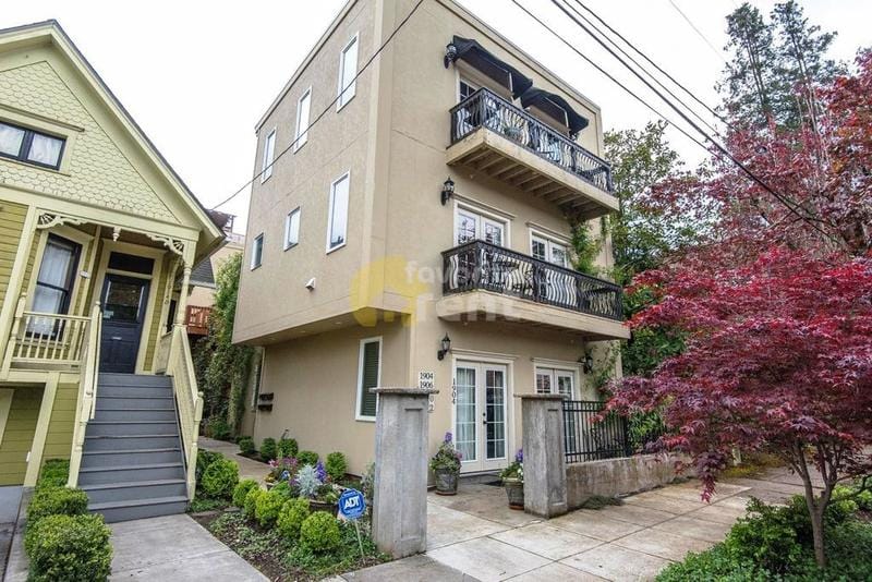 Willamette Heights Portland Free Parking 2 Bedrooms 1 Bath condo for Rent