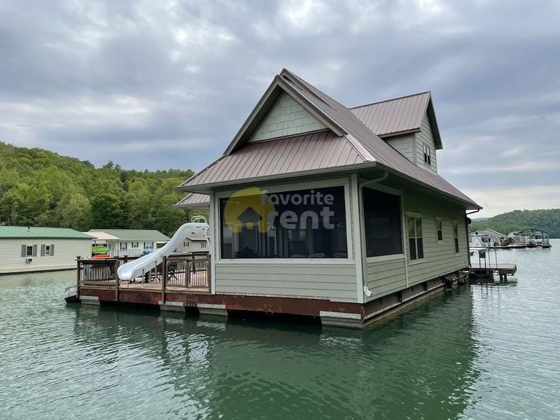3 bed 2 bath floating house on the lake, La Follette for Rent