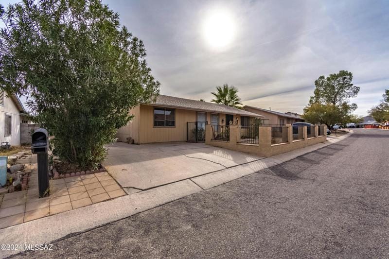 2551 W VEREDA DE GENTE, Tucson, AZ 85746 Single Family Residence For Sale  MLS# 22401182 for Rent