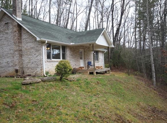 937 Shoal Creek Rd - Balsam Grove, NC 28708 - Home For Rent