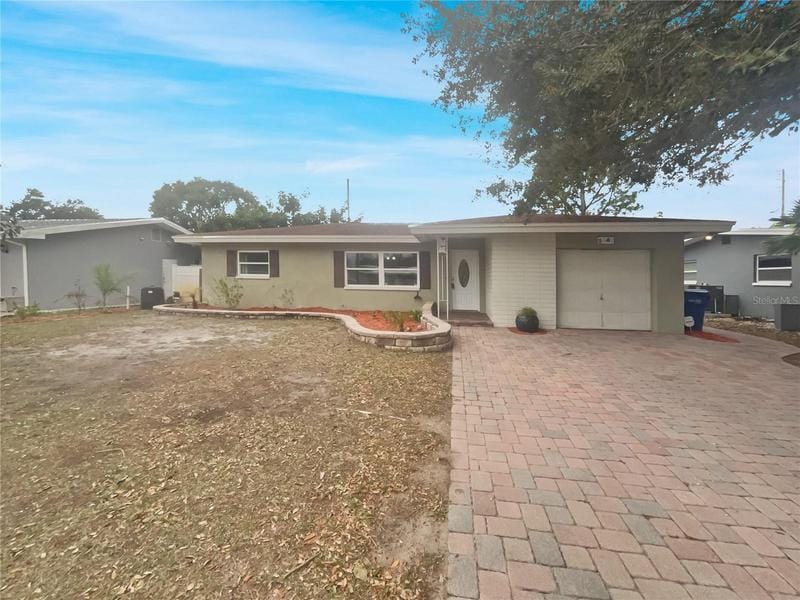 1449 Regina Dr W, LARGO, FL 33770  MLS# O6168973 for Sale