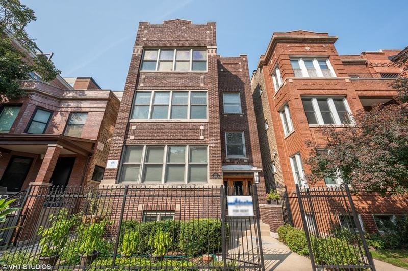 3  658 West Aldine Avenue for Sale