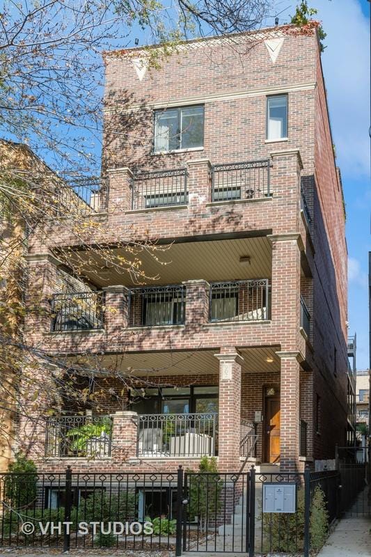 902 West Barry Avenue, Unit 3, Chicago, IL 60657 for Sale