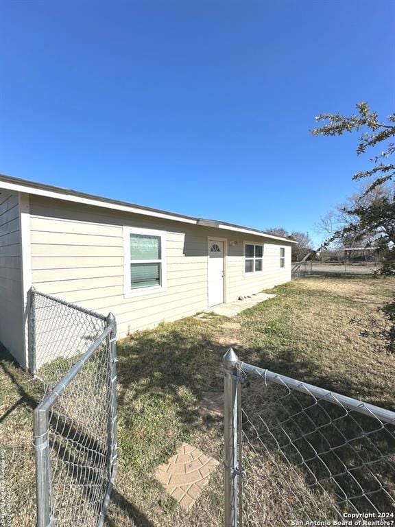 275 E Hutchins ST, La Pryor, TX 78872 for Sale