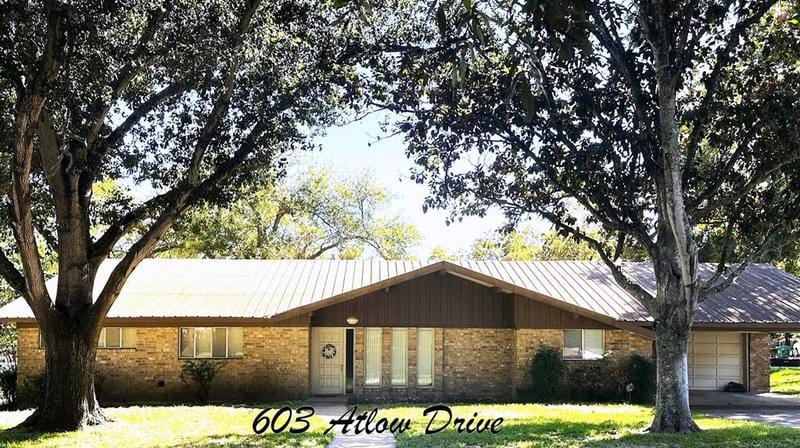 603 Atlow Dr, Brenham, TX 77833 for Sale