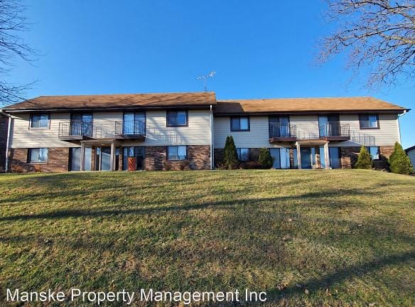 1371 Sunnyridge Rd - Pewaukee, WI 53072 - Home For Rent