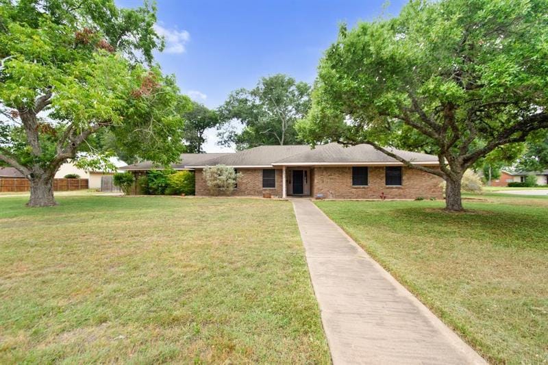 202 W West St, El Campo, TX 77437 for Sale