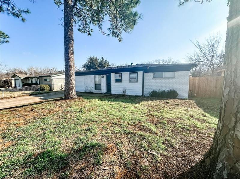 411 N Davis Dr, Arlington, TX 76012 for Rent