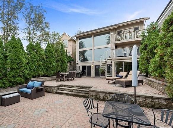 2380 Walnut Lake Rd - West Bloomfield, MI 48323 - Home For Rent